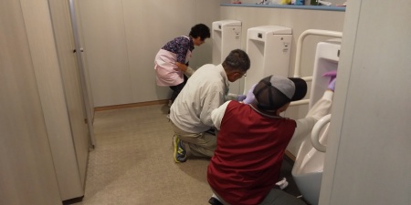 トイレ掃除体験中